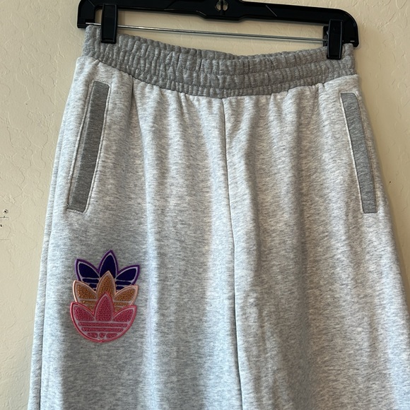 ADIDAS Sweatpants with contrast waist and pocket detail - Picture 2 of 5